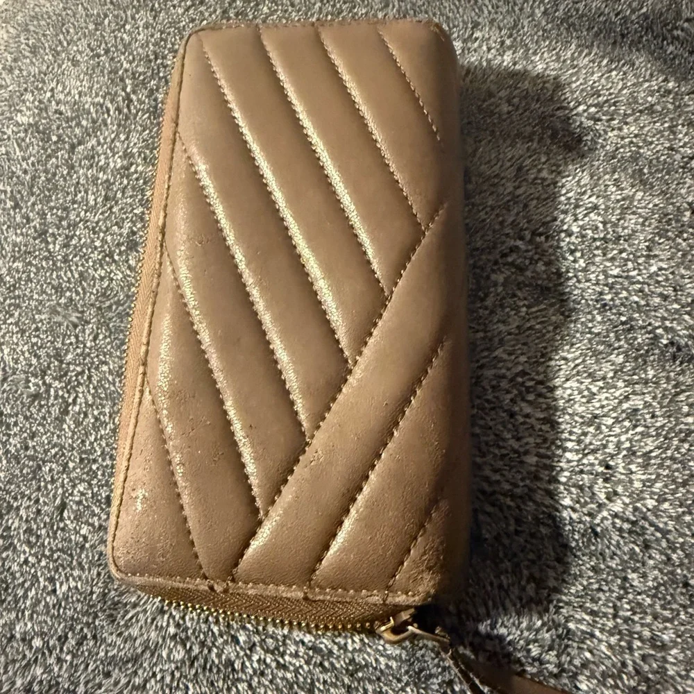 Tory Burch Tan Quilted Wallet - Picture 3 of 8